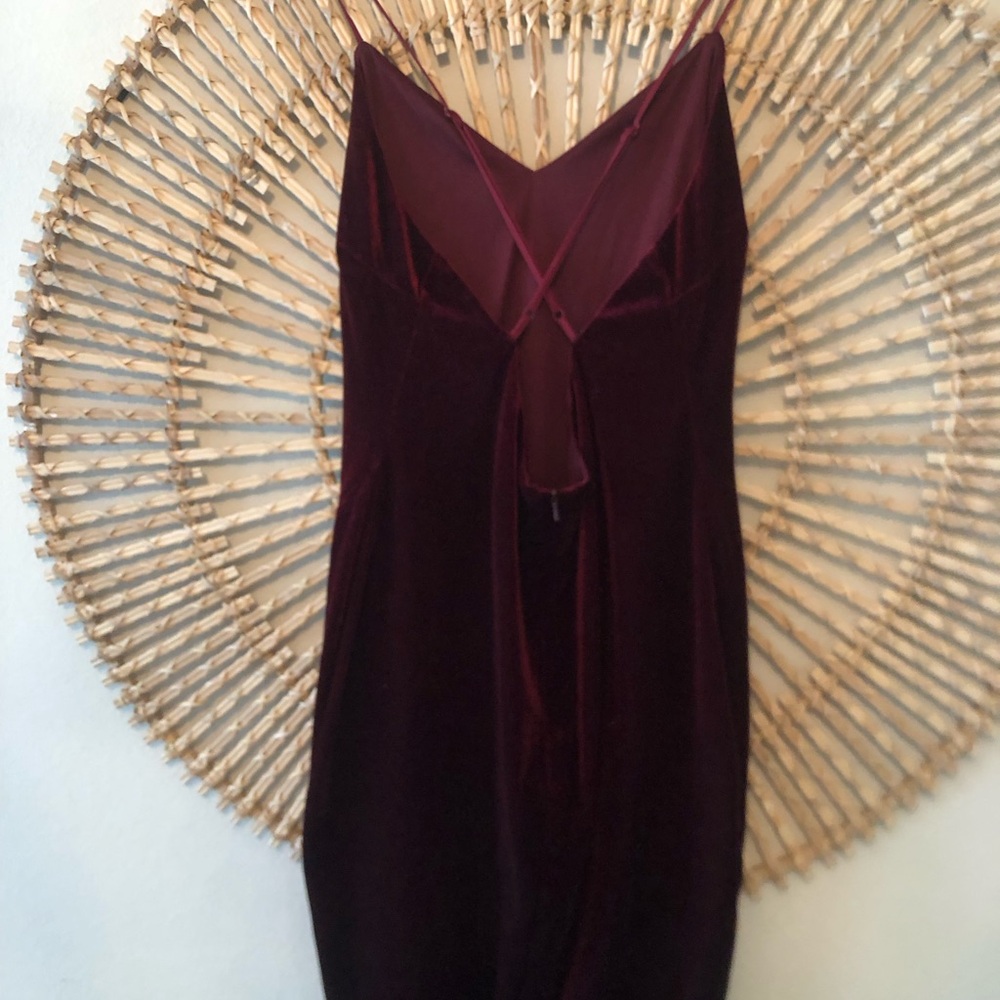 Bardot burgandy velour dress side slit - Picture 3 of 11